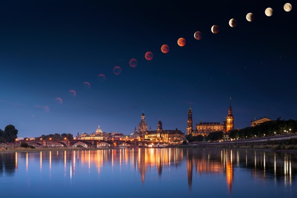 Wandbild Dresden - Mondfinsternis über Skyline (Motiv 00630)