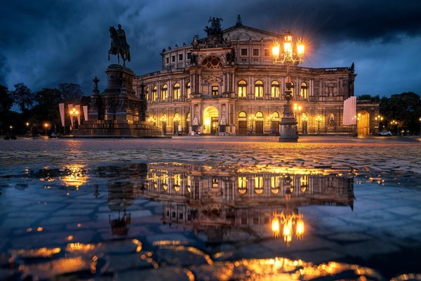 Wandbild Dresden - Die Semperoper bei Nacht nach einem starken Regenschauer (Motiv 01128)