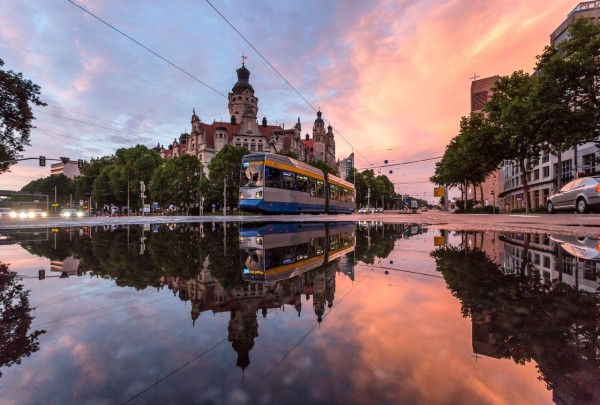 Wandbild Leipzig - Gespiegelte Straßenbahn vorm Neuen Rathaus (Motiv DJ03)