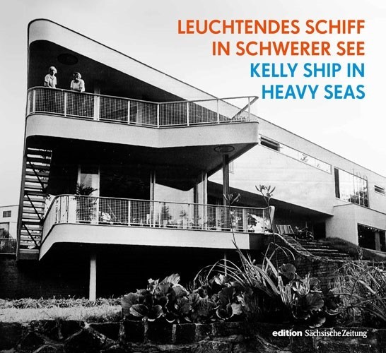 Leuchtendes Schiff in Schwerer See