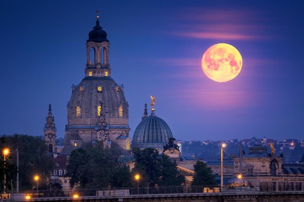 Wandbild Dresden - Mond geht hinter der Frauenkirche unter (Motiv 01066)