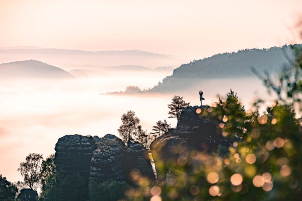 Wandbild Sächsische Schweiz - Morgen-Yoga auf dem Fels (Motiv LV26)