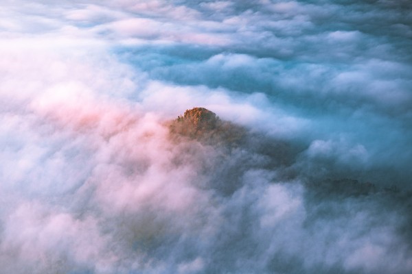 Wandbild Sächsische Schweiz - Zirkelstein im Nebel aus dem Flugzeug fotografiert (Motiv LV11)